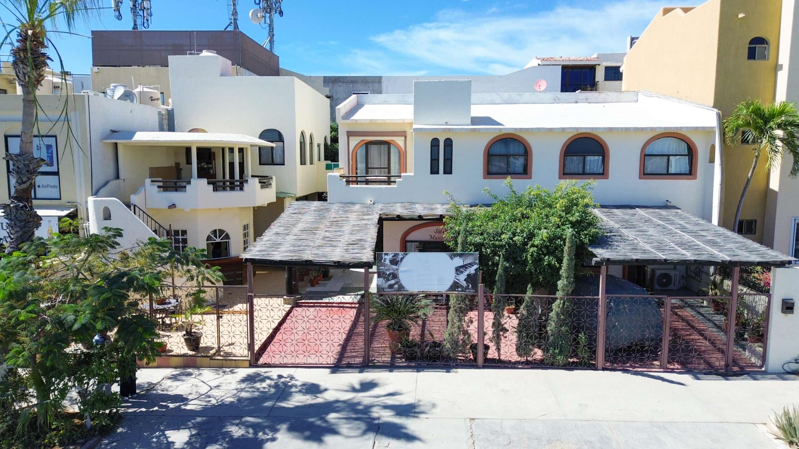 San Jose del Cabo San Jose Viejo Te presentamos esta acogedora propiedad en San José Viejo, una de las zonas más apacibles y familiares de San José del Cabo. Pero esto no es solo una casa; es un negocio en marcha: incluye 8 departamentos en alquiler, lo que significa que comenzarás a generar ganancias desde el primer día.Con 422.19 M2 de terreno y un total de 333.68 m2 de construcción, esta propiedad es una inversión sólida. Además, su ubicación estratégica a solo 2 cuadras de la Carretera Transpeninsular la hace aún más atractiva. Escuelas, parques, plazas, y hospitales, todo está a tu alcance. Esta propiedad no solo ofrece un hogar espacioso con un amplio patio y alberca, sino que también se distingue por sus acabados en piedra, pisos de azulejo y trabajos de herrería. 6 espacios de estacionamiento. El estacionamiento con pérgola proporciona un toque especial.Negocio de Departamentos, una Multitud de Oportunidades: de los 8 departamentos, 3 cuentan con 2 recámaras y 5, con 1 recámara. Además, se entregan semi-amueblados, con electrodomésticos incluidos (excepto lavadora y secadora). La propiedad cuenta con 4 tinacos, que en total almacenan 10,000 Lts. de agua.En la actualidad, esta propiedad genera aproximadamente for sale