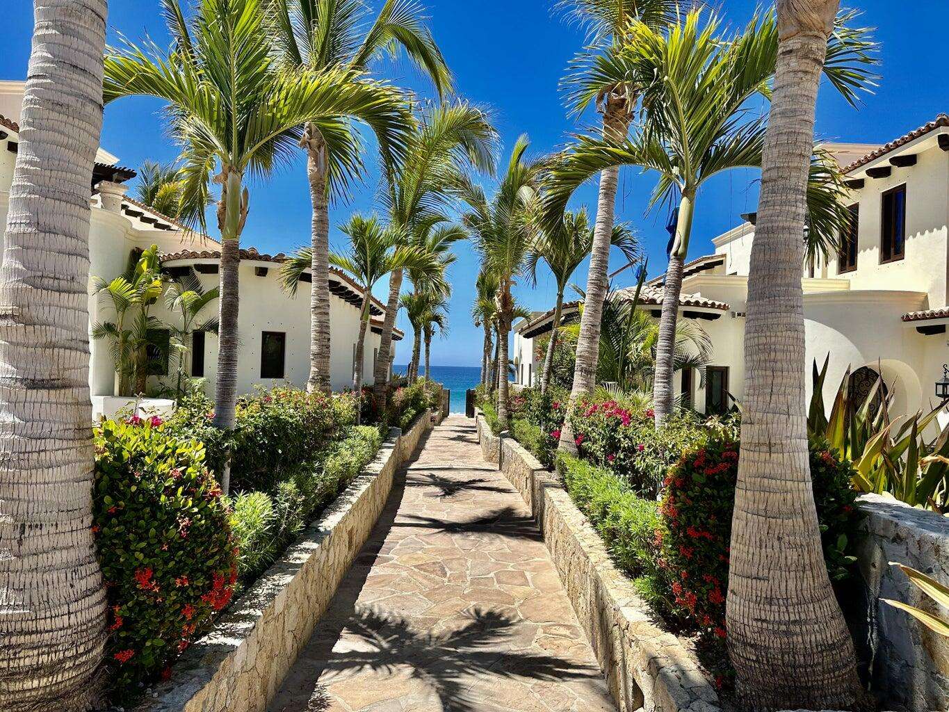 San Jose del Cabo El Encanto Discover this stunning 2-bedroom condo in El Encanto de La Laguna, one of San José del Cabo's top luxury beachfront communities. This turnkey residence features ocean – 137 P Malecon 137, San Jose del Cabo, BS