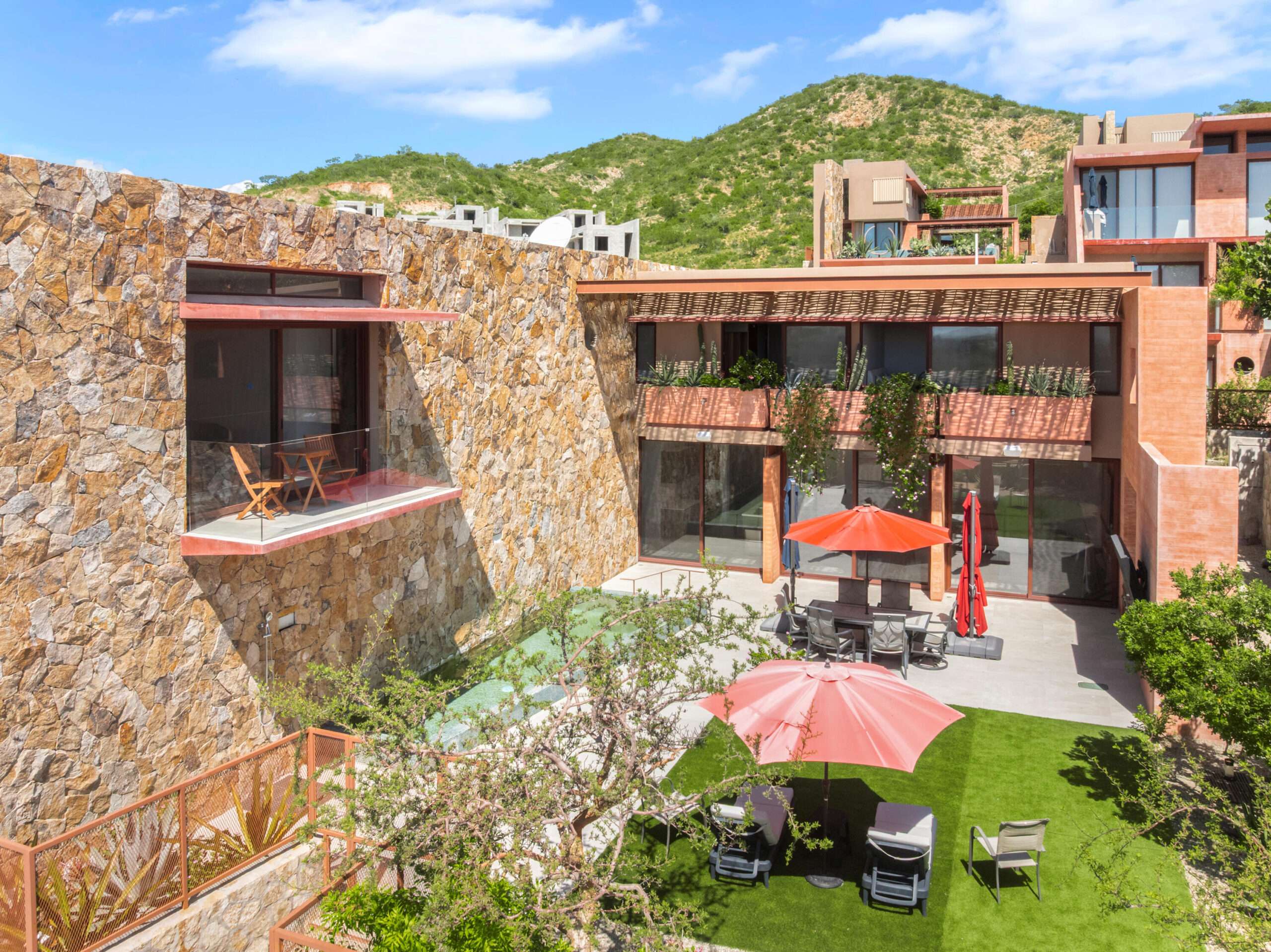 San Jose del Cabo Residencial La Jolla Incredible designer home in the highly sought after gated La Jolla Residences, just outside the San José del Cabo hotel zone. This California vibe residence offers 3 bedrooms and 3.5 bathrooms with massive ensuite bedrooms and an open concept living and kitchen area ideal for entertaining. Fully renovated with all new cabinetry, a custom kitchen, chefs' gas range, custom bathroom vanities, and a stunning primary bath featuring a zen soaking area and standalone tub. Enjoy whole house water softener and filtration, ocean and Punta Gorda for sale