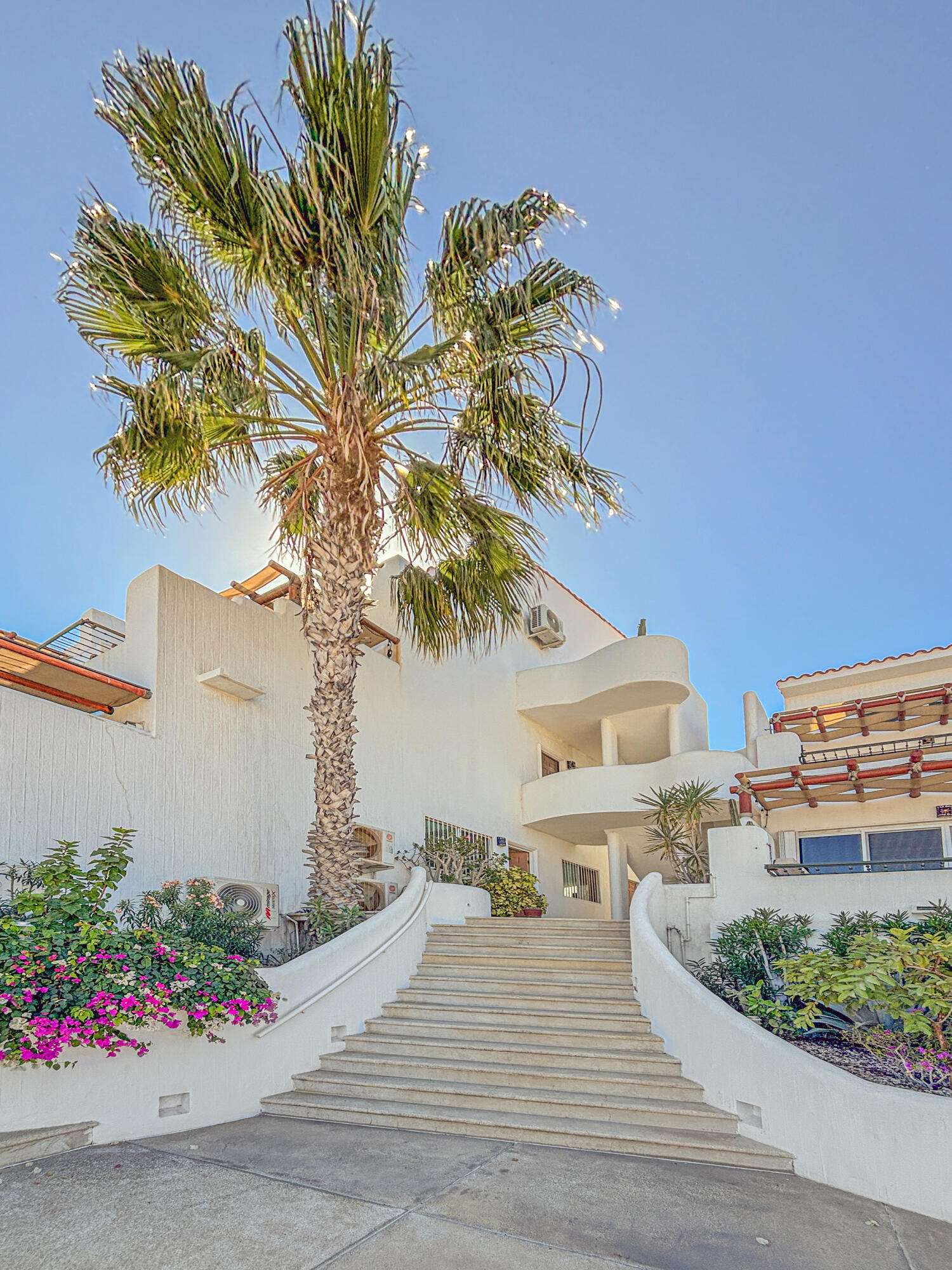 San Jose del Cabo Sjd D/Town:General This condominium is a unique investment opportunity. It offers a new and exclusive multi-use condominium design. It features a spacious one bedroom a perfect closet for your comfort, lovely dinning room and a fully equipped kitchen, and a laundry room. From the rooftop and pool, you can admire extraordinary panoramic for sale