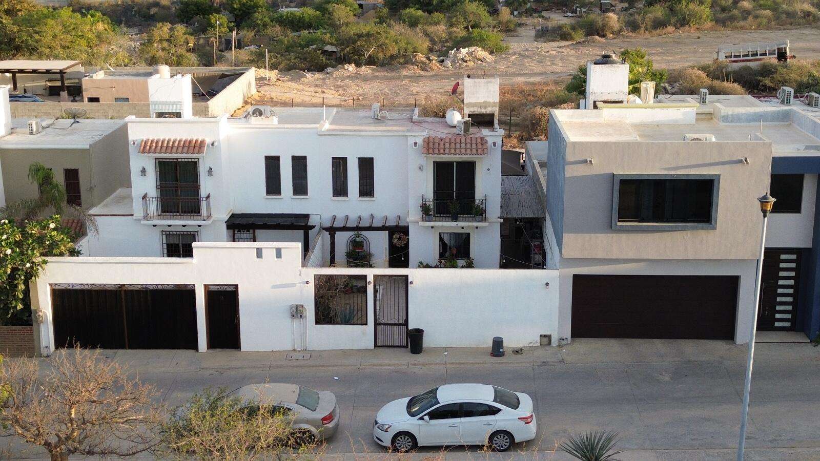 San Jose del Cabo Monte Real esta encantadora casa esta ubicada en la Colonia Monte real, comunidad familiar y tranquila , esta totalmente bardeada con un patio muy amplio y un diseño en el patio frontal muy familiar cerrado. tambien cuenta con una construcción extra como oficina con su baño independiente en la parte trasera de la propiedad,como extra tiene doble accesos de entrada hacia la propiedad. for sale