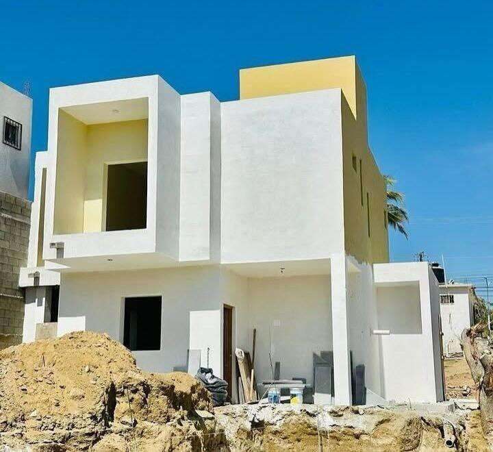San Jose del Cabo Sjd N,W Of 1:General Excellent opportunity in one of San Jose del Cabo's fastest-growing areas. This new home offers spacious living areas and future expansion potential. Features 2 large bedrooms, each with a full bathroom, balcony, spot lighting, ceramic finishes, and closet space. The open-concept layout includes living room, dining area, kitchen space with breakfast bar, guest half bath, and utility room. Prepared for comfort with A/C installations throughout, space for a 1,400-liter water tank, and the option to add a third bedroom with full bath. The rooftop is structurally ready for a future roof garden. Outside, enjoy a large front yard, garden areas, service corridor, and parking for 2 vehicles. Pre-construction opportunity with estimated delivery in 9 months. – 3- A, 56-A Rubén darío, San Jose del Cabo, BS