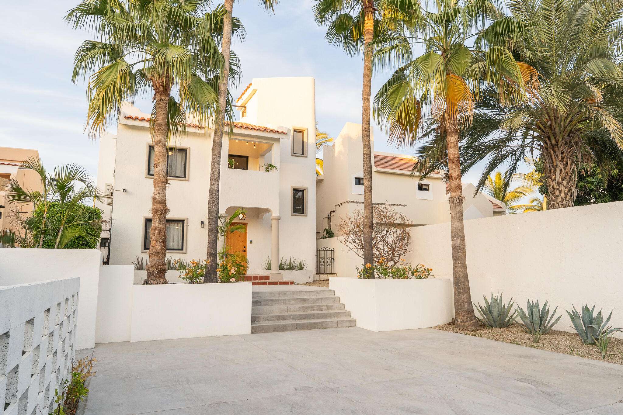 San Jose del Cabo Residencial La Jolla Incredible designer home in the highly sought after gated La Jolla Residences, just outside the San José del Cabo hotel zone. This California vibe residence offers 3 bedrooms and 3.5 bathrooms with massive ensuite bedrooms and an open concept living and kitchen area ideal for entertaining. Fully renovated with all new cabinetry, a custom kitchen, chefs' gas range, custom bathroom vanities, and a stunning primary bath featuring a zen soaking area and standalone tub. Enjoy whole house water softener and filtration, ocean and Punta Gorda for sale