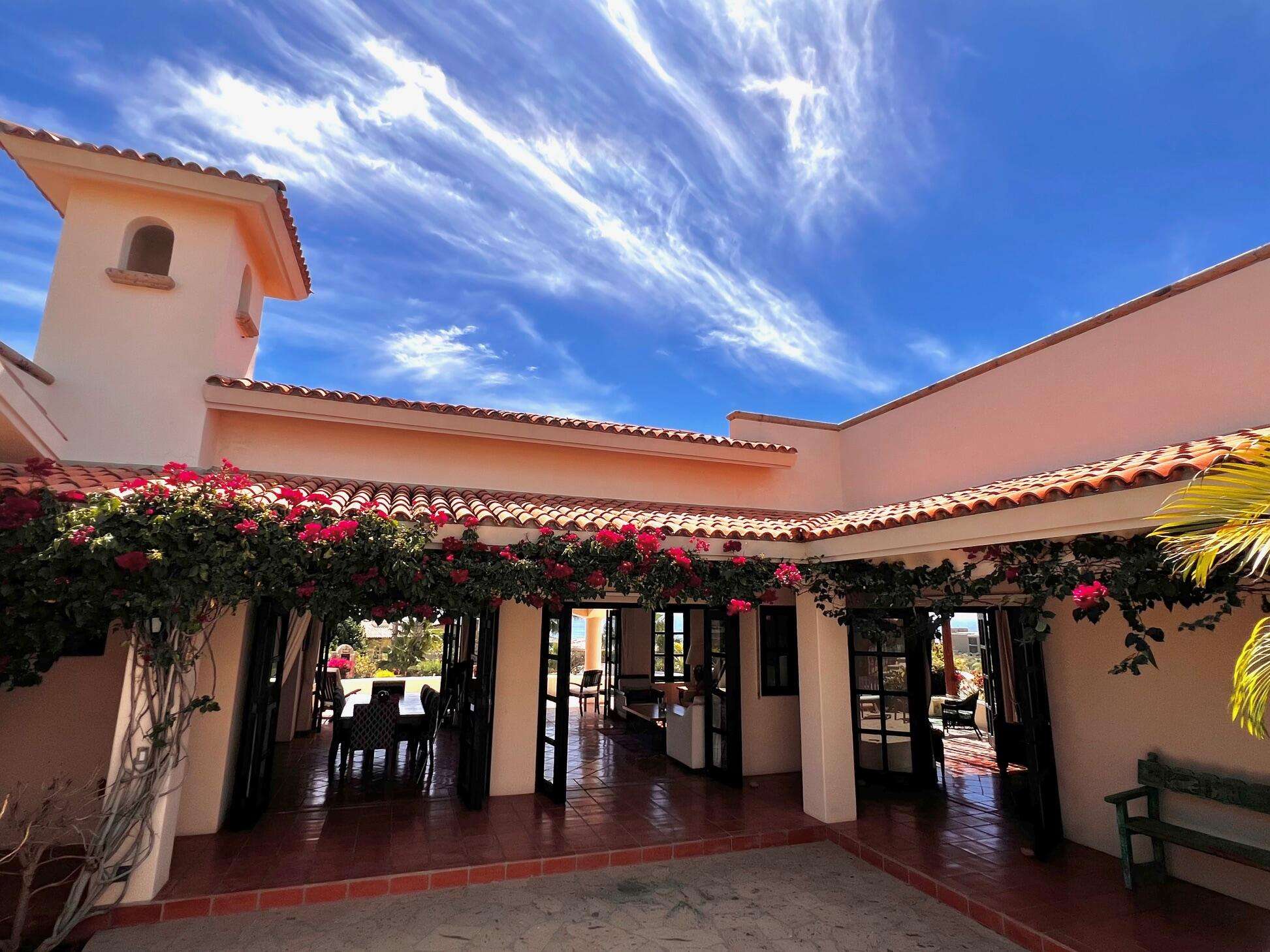 San Jose del Cabo Monte Real esta encantadora casa esta ubicada en la Colonia Monte real, comunidad familiar y tranquila , esta totalmente bardeada con un patio muy amplio y un diseño en el patio frontal muy familiar cerrado. tambien cuenta con una construcción extra como oficina con su baño independiente en la parte trasera de la propiedad,como extra tiene doble accesos de entrada hacia la propiedad. for sale