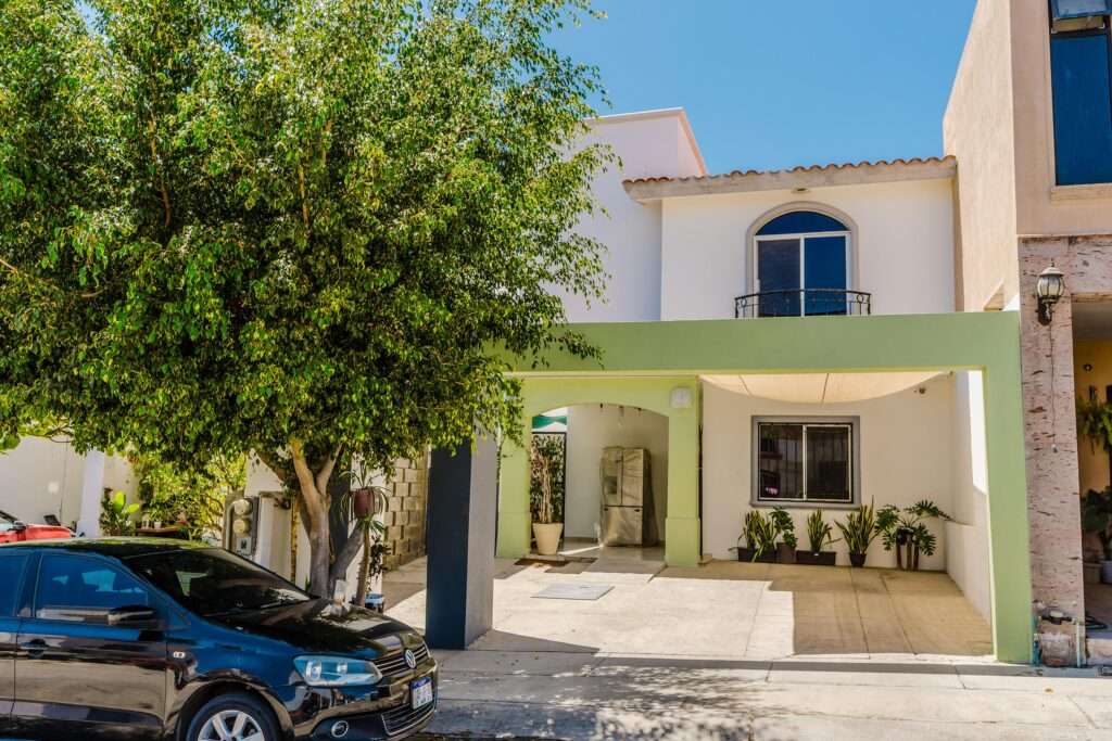 San Jose del Cabo Monte Real esta encantadora casa esta ubicada en la Colonia Monte real, comunidad familiar y tranquila , esta totalmente bardeada con un patio muy amplio y un diseño en el patio frontal muy familiar cerrado. tambien cuenta con una construcción extra como oficina con su baño independiente en la parte trasera de la propiedad,como extra tiene doble accesos de entrada hacia la propiedad. – Ballena De Bryde, San Jose del Cabo, BS