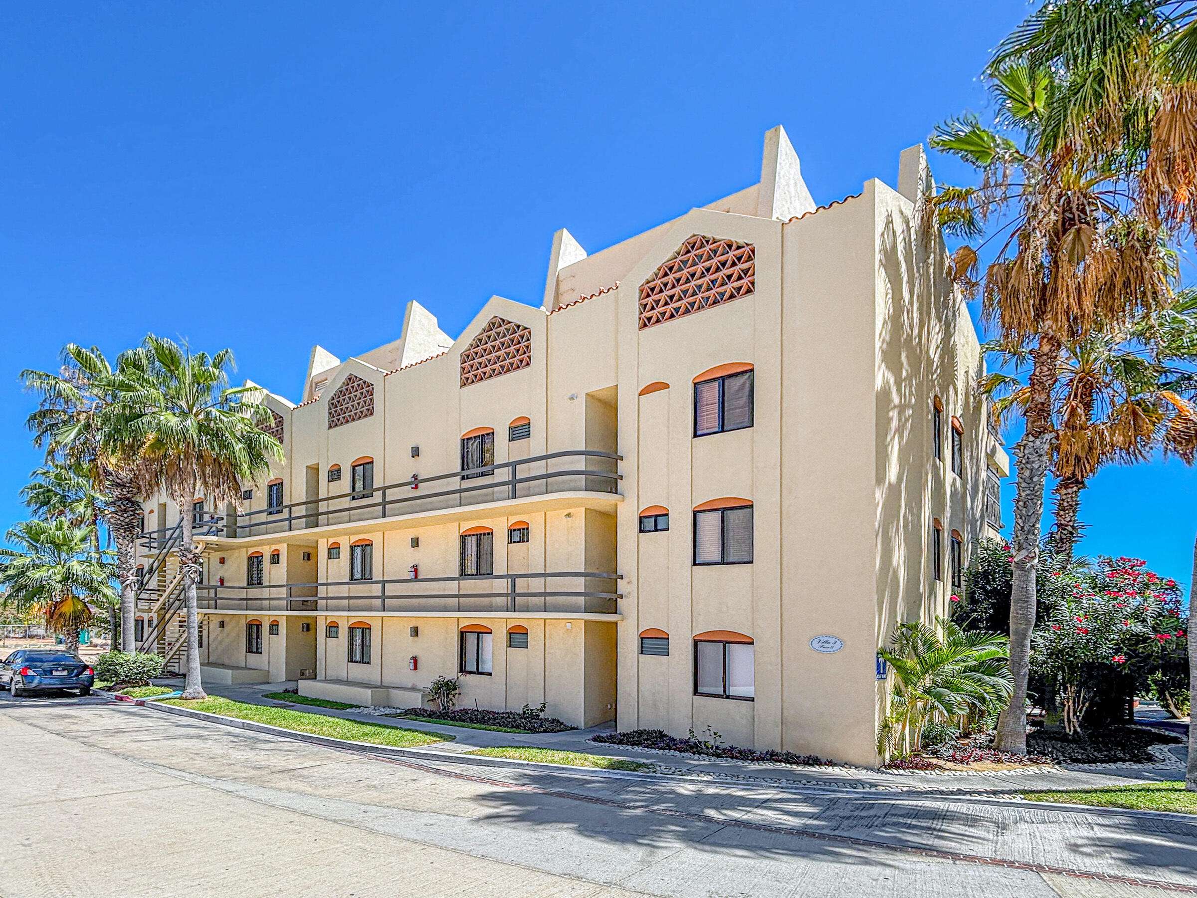 San Jose del Cabo Mirador This modern apartment for sale in Mirador San José del Cabo offers sleek contemporary style. It features 3 spacious, bright bedrooms, ideal for families or investors. Large windows provide stunning ocean for sale