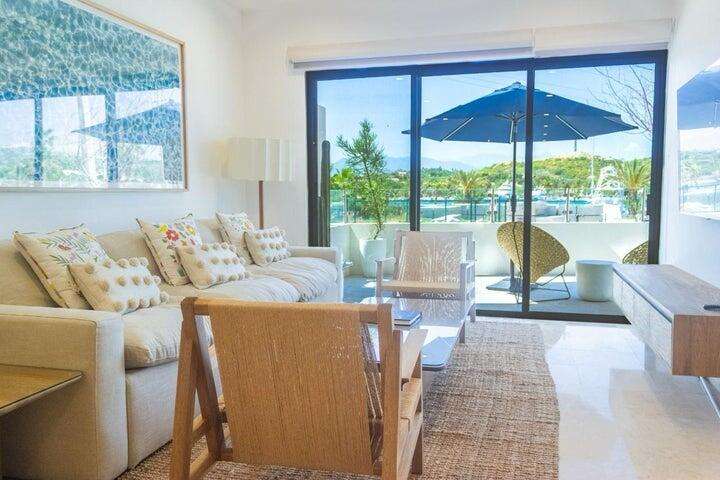 San Jose del Cabo Casa Nima This stunning condo welcomes you with an inviting entry that flows into a beautifully designed, fully equipped kitchen with granite countertops and premium appliances. The dining area features soaring ceilings that fill the space with light and elegance. Spacious bedrooms offer comfort and tranquility, all enhanced by the distinctive touch of architect Ezquerra. Surrounded by exceptional resort-style amenities, this is more than a home, it's a place where every day feels like a getaway. – LEMON Shark Bay, San Jose del Cabo, San Jose del Cabo, BS