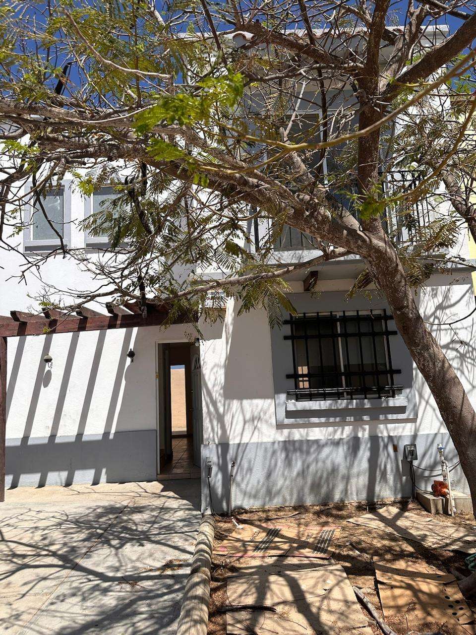 San Jose del Cabo Monte Real Casa en Privada Cola de Caballo, Fraccionamiento Monte RealHermosa casa de dos plantas diseñada para ofrecerte comodidad y funcionalidad en cada rincón. Cuenta con dos amplias 2 habitaciones, un baño y medio, cocina integral completamente equipada, sala y comedor integrados que crean un ambiente perfecto para convivir en familia.Uno de sus mayores atractivos es su privilegiada ubicación dentro de la Privada Cola de Caballo, en el reconocido Fraccionamiento Monte Real, donde disfrutarás de todo lo que necesitas a pocos minutos: escuelas, clínicas de salud, supermercados y acceso rápido a las principales vías de comunicación, haciendo tu día a día mucho más práctico.La propiedad cuenta además con una cisterna de 5,000 litros y está ubicada en esquina dando mayor rp – Monte Real, San Jose del Cabo, BS