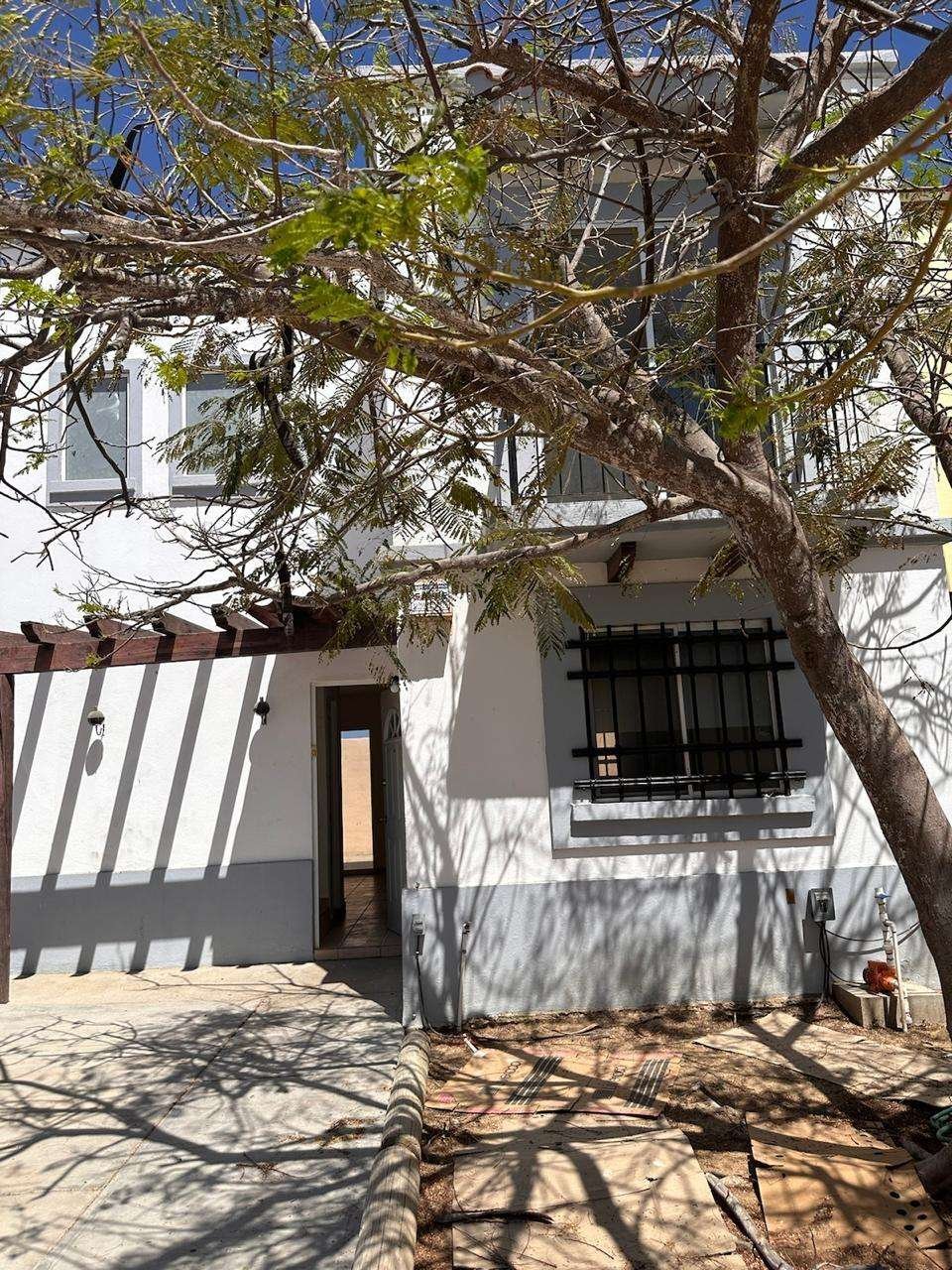 San Jose del Cabo Monte Real Casa en Privada Cola de Caballo, Fraccionamiento Monte RealHermosa casa de dos plantas diseñada para ofrecerte comodidad y funcionalidad en cada rincón. Cuenta con dos amplias 2 habitaciones, un baño y medio, cocina integral completamente equipada, sala y comedor integrados que crean un ambiente perfecto para convivir en familia.Uno de sus mayores atractivos es su privilegiada ubicación dentro de la Privada Cola de Caballo, en el reconocido Fraccionamiento Monte Real, donde disfrutarás de todo lo que necesitas a pocos minutos: escuelas, clínicas de salud, supermercados y acceso rápido a las principales vías de comunicación, haciendo tu día a día mucho más práctico.La propiedad cuenta además con una cisterna de 5,000 litros y está ubicada en esquina dando mayor rp – Monte Real, San Jose del Cabo, BS