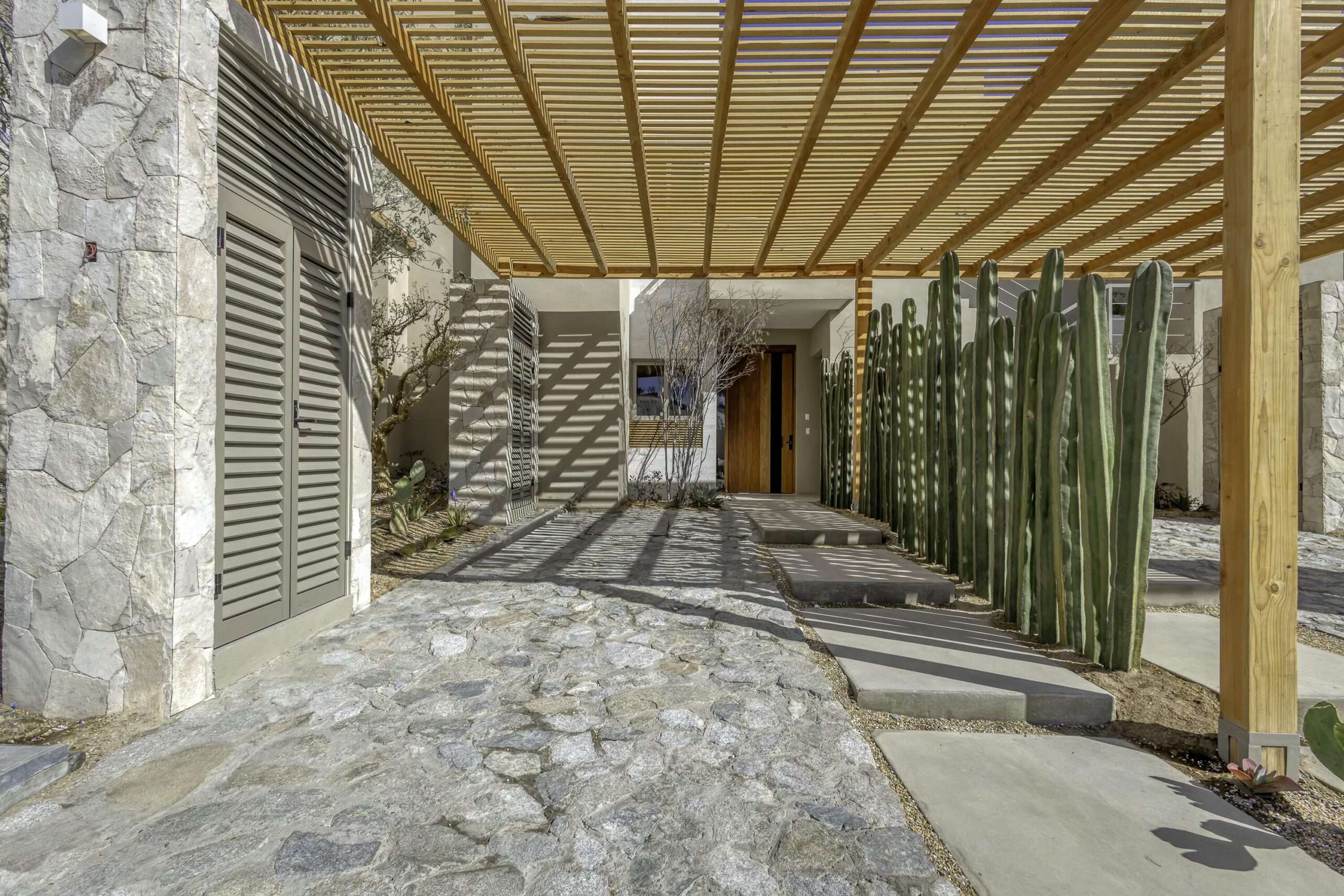 San Jose del Cabo San Jose Viejo Te presentamos esta acogedora propiedad en San José Viejo, una de las zonas más apacibles y familiares de San José del Cabo. Pero esto no es solo una casa; es un negocio en marcha: incluye 8 departamentos en alquiler, lo que significa que comenzarás a generar ganancias desde el primer día.Con 422.19 M2 de terreno y un total de 333.68 m2 de construcción, esta propiedad es una inversión sólida. Además, su ubicación estratégica a solo 2 cuadras de la Carretera Transpeninsular la hace aún más atractiva. Escuelas, parques, plazas, y hospitales, todo está a tu alcance. Esta propiedad no solo ofrece un hogar espacioso con un amplio patio y alberca, sino que también se distingue por sus acabados en piedra, pisos de azulejo y trabajos de herrería. 6 espacios de estacionamiento. El estacionamiento con pérgola proporciona un toque especial.Negocio de Departamentos, una Multitud de Oportunidades: de los 8 departamentos, 3 cuentan con 2 recámaras y 5, con 1 recámara. Además, se entregan semi-amueblados, con electrodomésticos incluidos (excepto lavadora y secadora). La propiedad cuenta con 4 tinacos, que en total almacenan 10,000 Lts. de agua.En la actualidad, esta propiedad genera aproximadamente for sale