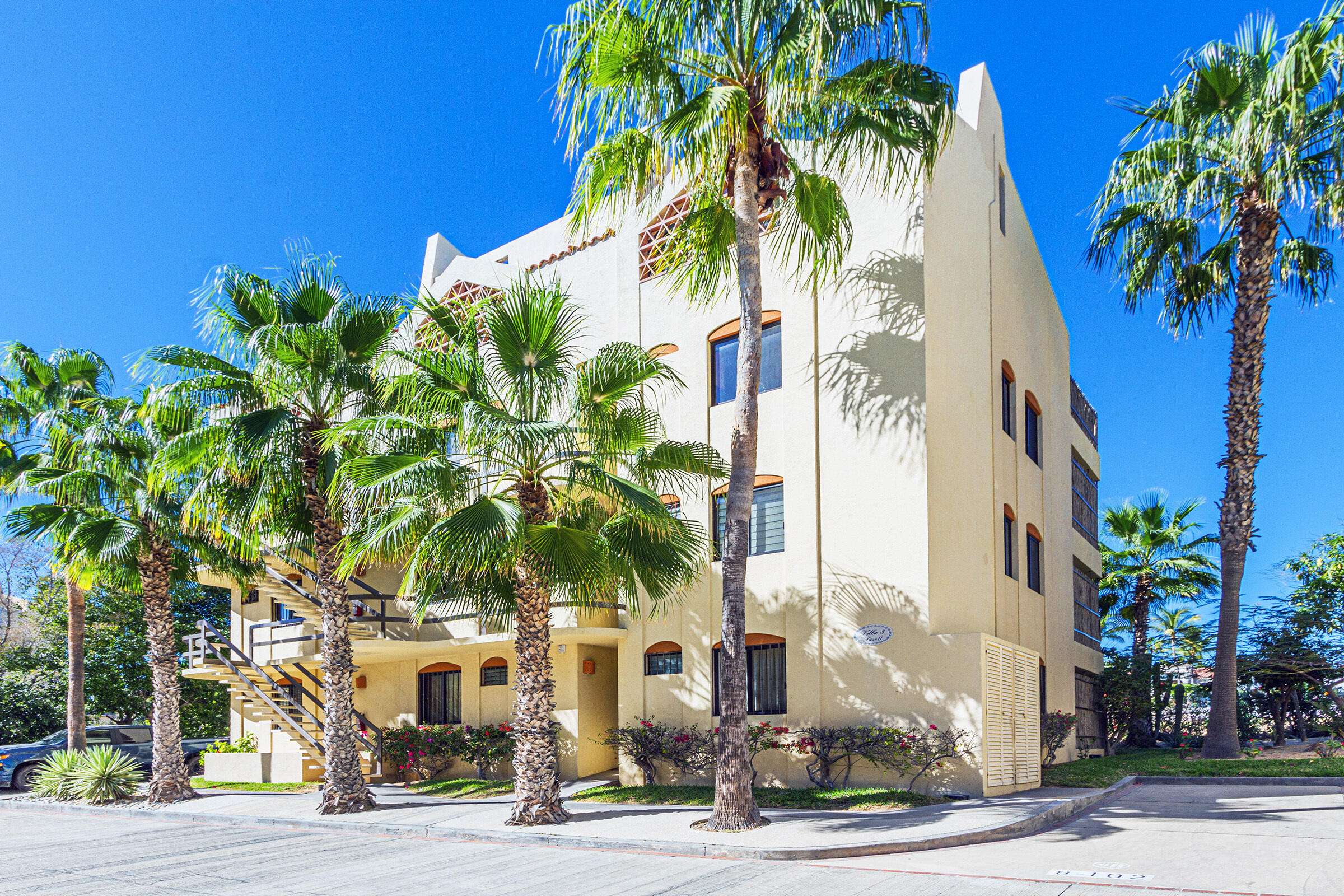 San Jose del Cabo Belposto Belposto Residencial is a high-end development that redefines the lifestyle in San José del Cabo. Take advantage of SJD's prime location with the most affordable price in the area, within an exclusive complex of only 20 apartments. Unit PH3 features 3 bedrooms, 3 full bathrooms, a laundry area, kitchen, dining room, living room and balcony, and a huge private roof terrace were you can add pergola, bench, jacuzzi, bathroom, etc...perfect to enjoy the for sale