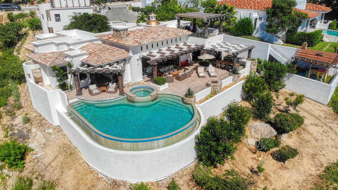 San Jose del Cabo La Noria Casa Lau'ren offers contemporary luxury with 4 bedrooms plus a private casita. Overlooking the Jack Nicklaus Signature Golf Course, this elegant home features ocean for sale