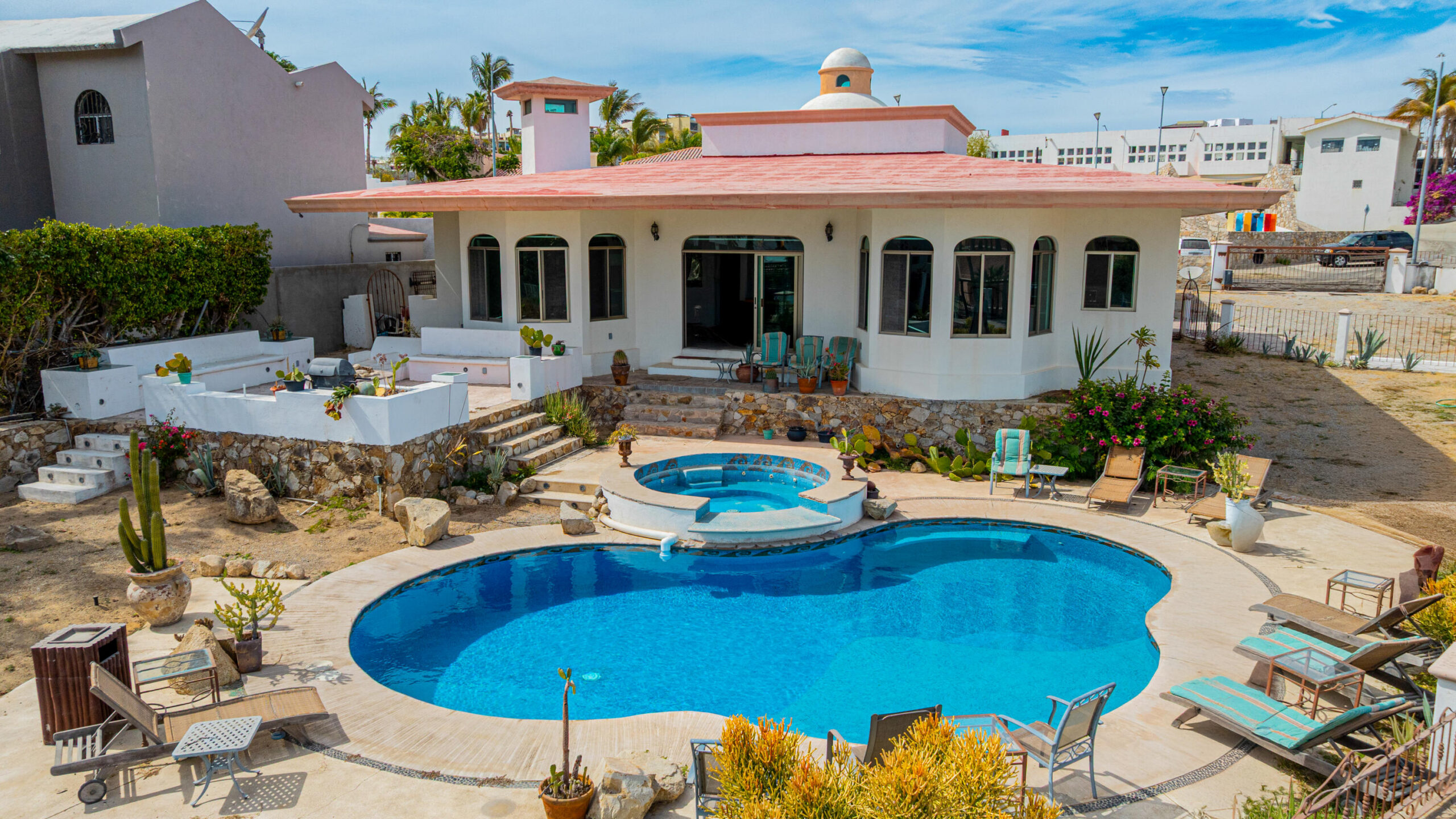 San Jose del Cabo Zacatal Casa en privada | 2 niveles | Roof Top | Cisterna 5,000 L Moderna residencia de dos niveles ubicada dentro de privada, que ofrece seguridad, tranquilidad y plusvalía. La planta baja cuenta con una cocina integral completamente equipada con alacena, ideal almacenar y optimizar espacios. El diseño funcional de la vivienda aprovecha cada metro cuadrado para brindar comodidad y orden. En el nivel superior se encuentran las dos recmaras, con buena ventilación e iluminacin natural. Como remate de la propiedad, el roof top ofrece un espacio abierto de usos mltiples: área de descanso, entretenimiento o jardín elevado. La propiedad cuenta con cisterna de 5,000 litros, garantizando abasto constante de agua. for sale