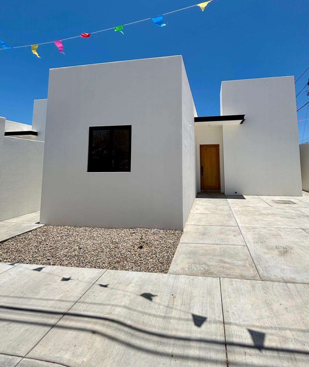 San Jose del Cabo Santa Rosa Impecable propiedad que cuenta con dos amplias habitaciones y dos baños completos, diseñados con elegancia y funcionalidad, la sala se integra de manera fluida con el comedor, una cocina integral con isla central, modernos acabados y espacios ideales. Los interiores lucen un fino acabado en yeso pulido y pisos de mármol, en el exterior, la terraza está revestida con cantera natural. for sale