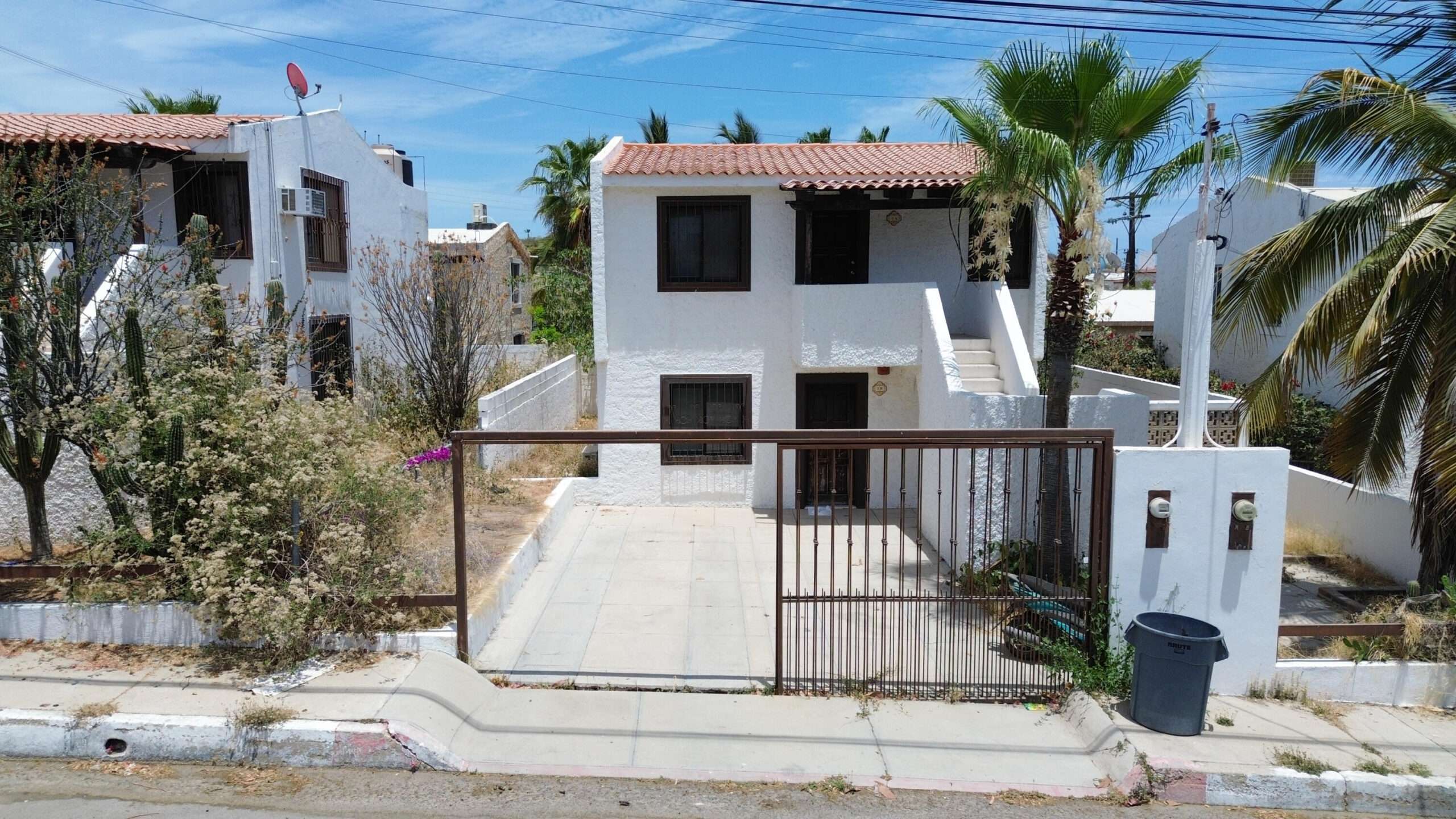 San Jose del Cabo Magisterial English: This duplex offers a solid opportunity for investors looking for cash flow and future appreciation in San José del Cabo. The property includes both apartments sold together as one legal unit. Located in Colonia Magisterial, an area with strong rental demand, this property is ideal for long-term tenants, workforce housing, or future remodeling projects. With limited renovation work, the duplex can substantially increase in value and rental income potential. Español: Este dúplex representa una sólida oportunidad para inversionistas que buscan flujo de efectivo y plusvalía futura en San José del Cabo. La propiedad incluye ambos departamentos vendidos juntos como una sola unidad legal. Ubicada en la colonia Magisterial, una zona con alta demanda de renta, esta propiedad es ideal para arrendamiento a largo plazo, vivienda para trabajadores o futuros proyectos de remodelación. Con una inversión limitada en mejoras, el dúplex puede incrementar considerablemente su valor y potencial de ingresos for sale
