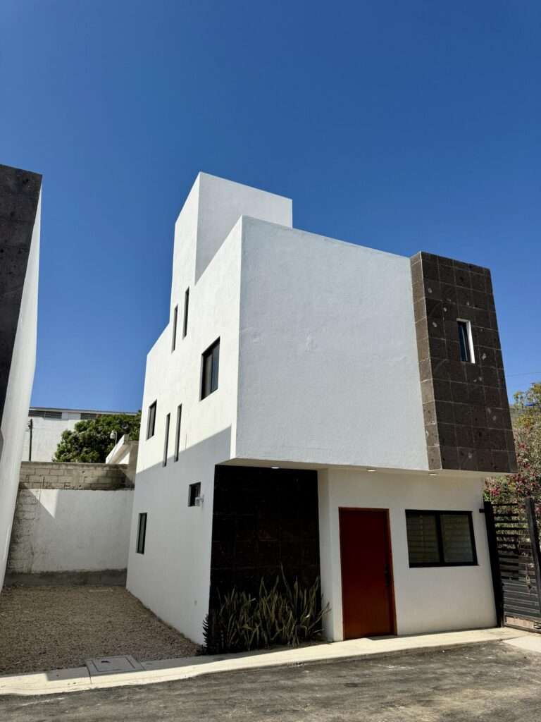 San Jose del Cabo Zacatal Casa en privada | 2 niveles | Roof Top | Cisterna 5,000 L Moderna residencia de dos niveles ubicada dentro de privada, que ofrece seguridad, tranquilidad y plusvalía. La planta baja cuenta con una cocina integral completamente equipada con alacena, ideal almacenar y optimizar espacios. El diseño funcional de la vivienda aprovecha cada metro cuadrado para brindar comodidad y orden. En el nivel superior se encuentran las dos recmaras, con buena ventilación e iluminacin natural. Como remate de la propiedad, el roof top ofrece un espacio abierto de usos mltiples: área de descanso, entretenimiento o jardín elevado. La propiedad cuenta con cisterna de 5,000 litros, garantizando abasto constante de agua. – 49 Paseo Finisterra, San Jose del Cabo, BS