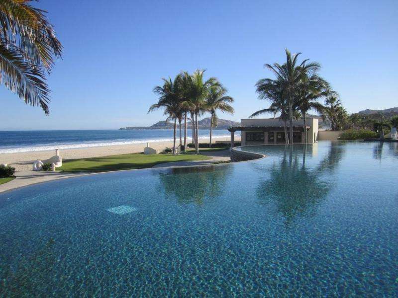 San Jose del Cabo Zacatal Casa en privada | 2 niveles | Roof Top | Cisterna 5,000 L Moderna residencia de dos niveles ubicada dentro de privada, que ofrece seguridad, tranquilidad y plusvalía. La planta baja cuenta con una cocina integral completamente equipada con alacena, ideal almacenar y optimizar espacios. El diseño funcional de la vivienda aprovecha cada metro cuadrado para brindar comodidad y orden. En el nivel superior se encuentran las dos recmaras, con buena ventilación e iluminacin natural. Como remate de la propiedad, el roof top ofrece un espacio abierto de usos mltiples: área de descanso, entretenimiento o jardín elevado. La propiedad cuenta con cisterna de 5,000 litros, garantizando abasto constante de agua. for sale