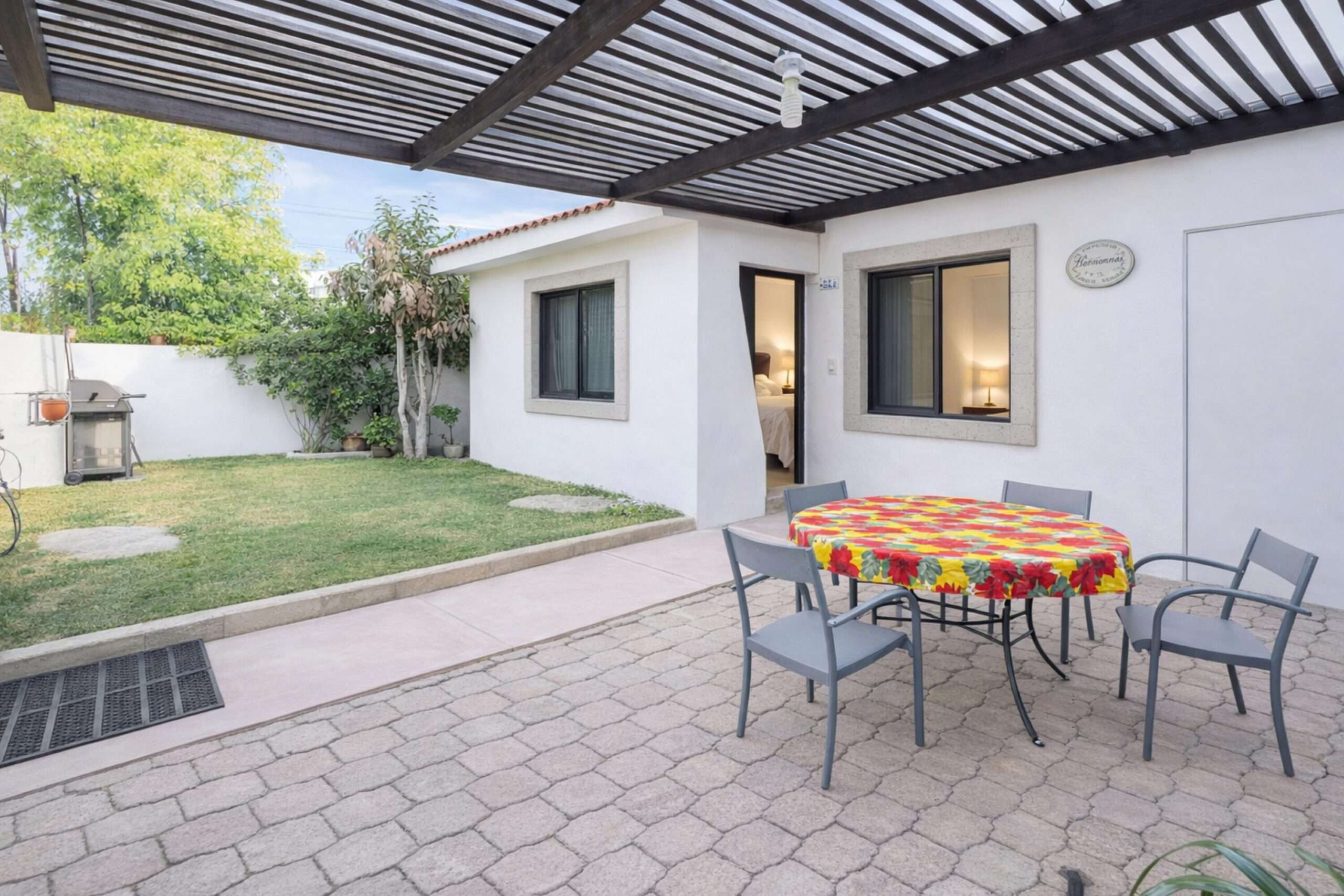 San Jose del Cabo Magisterial Three-bedroom house located on Paseo Malvarrosa, within the Magisterial neighborhood, one of the best-located neighborhoods in San Jose del Cabo with high property value appreciation. It's a very quiet, family-friendly area, yet close to all kinds of shops and services. The property's zoning is moderate mixed-use (commercial).Casa de tres recamaras ubicada en Paseo Malvarrosa, dentro de la colonia Magisterial, una de las colonias mejor ubicadas en San José del Cabo con gran plusvalía, zona muy tranquila y familiar y al mismo tiempo con comercios de todo tipo a los alrededores. el uso de suelo de la propiedad es mixto moderado (comercial). for sale