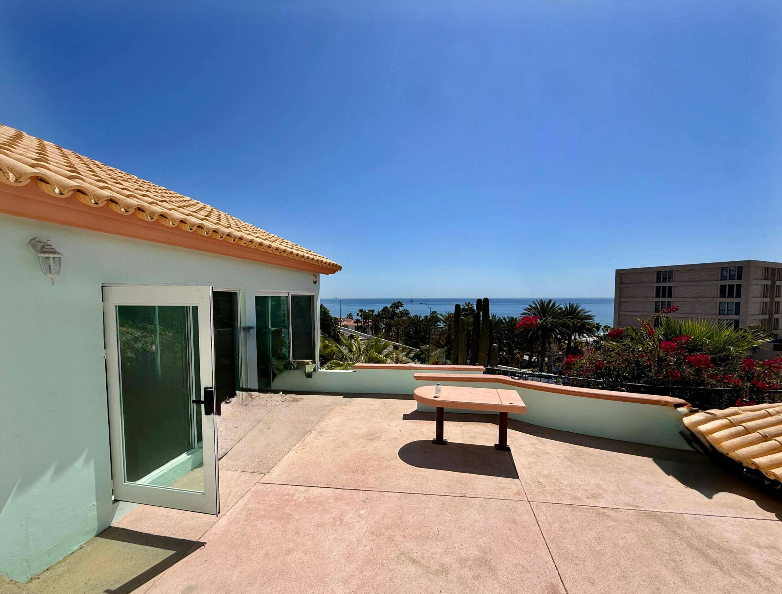 San Jose del Cabo El Zalate Prime mixed-use investment opportunity in a high-visibility highway location in San José del Cabo. Fully renovated and upgraded, this versatile property is zoned for both commercial and residential use, offering strong income potential.Features include massive on-site parking, zero ( for sale