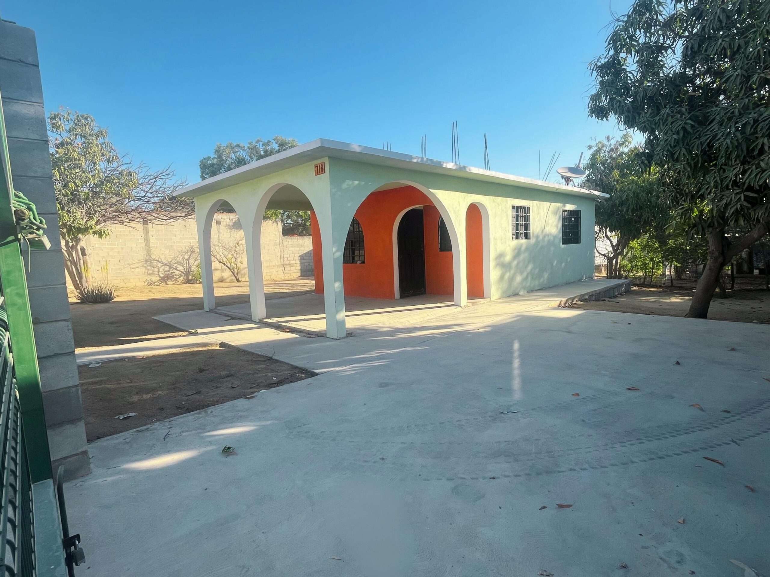 San Jose del Cabo Zacatal ¡Gran oportunidad de Casita Estudio en zona urbana de San Jose del Cabo!Casita-Estudio en un amplio lote de 489.38 m² ubicado Colonia Zacatal, San Jose del Cabo, Baja California Sur. Una zona tranquila y en constante desarrollo, ideal para quienes buscan ampliar su patrimonio hogar o simplemente iniciar su futuro hogar.Se encuentra sobre calle Prof. Jacinto Rochín P., con buen acceso y cercanía a servicios básicos, escuelas, comercios, y vialidades que conectan con distintos puntos importantes de la ciudad.Ofrece excelente potencial para ampliacion habitaciónal, proyecto familiar o inversión patrimonial en una comunidad con crecimiento sostenido.Una excelente opción para quienes buscan espacio, tranquilidad y una inversión accesible dentro de San Jose del Cabo. for sale