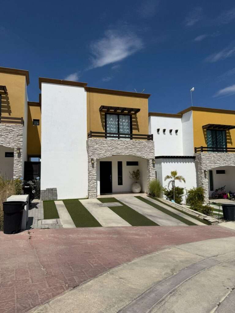 San Jose del Cabo Luis Donaldo Colosio 3-bedroom home for sale in Joyas de Cortés, located in a high-demand area of San José del Cabo. Offered equipped (unfurnished), this property features a bright living and dining area, equipped kitchen, 2.5 bathrooms, A/C units, closets, laundry area, parking, and patio. Excellent location with easy access to schools, shopping, and main roads. Ideal for full-time living or investment. – Lt4 Mz1 Amatista, San Jose del Cabo, BS