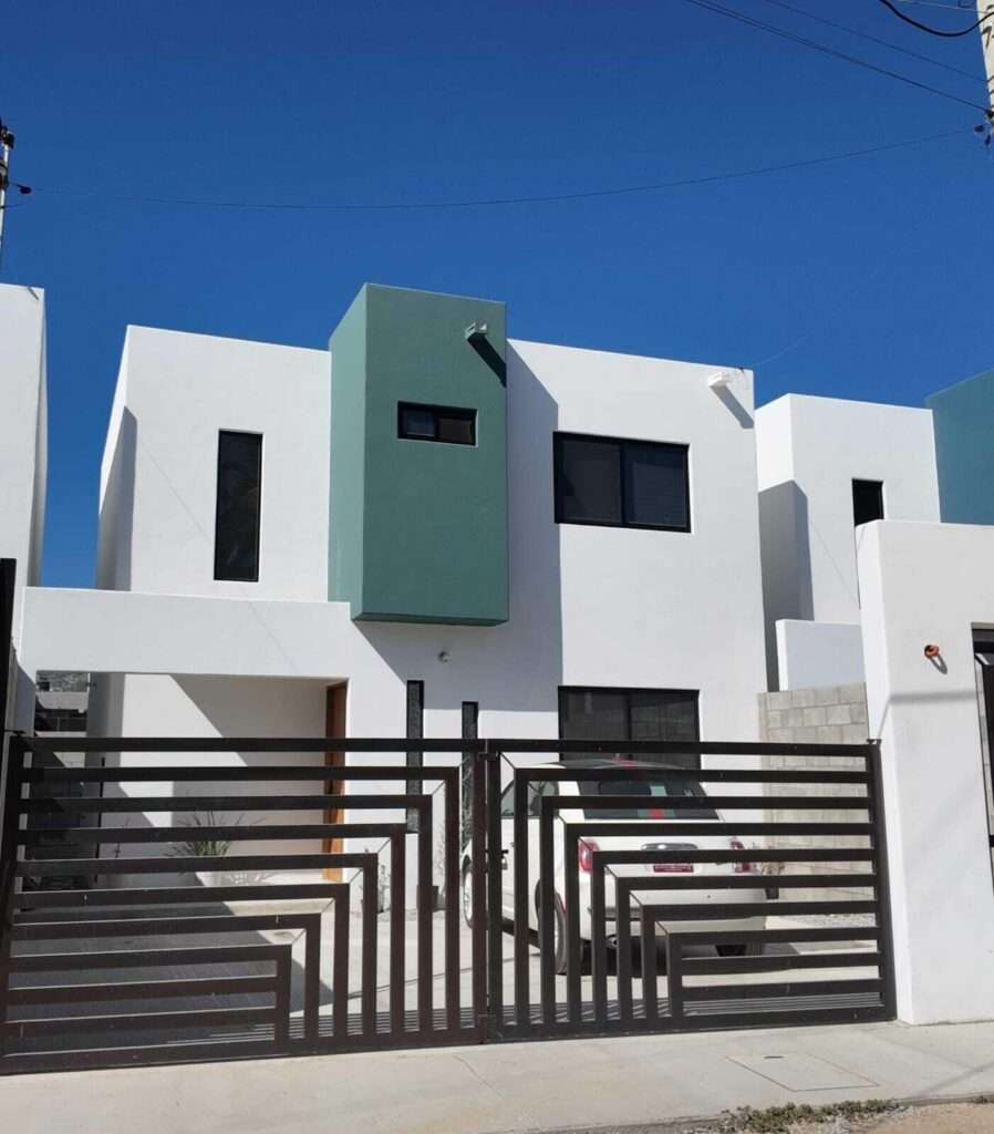 San Jose del Cabo Zacatal Casa en privada | 2 niveles | Roof Top | Cisterna 5,000 L Moderna residencia de dos niveles ubicada dentro de privada, que ofrece seguridad, tranquilidad y plusvalía. La planta baja cuenta con una cocina integral completamente equipada con alacena, ideal almacenar y optimizar espacios. El diseño funcional de la vivienda aprovecha cada metro cuadrado para brindar comodidad y orden. En el nivel superior se encuentran las dos recmaras, con buena ventilación e iluminacin natural. Como remate de la propiedad, el roof top ofrece un espacio abierto de usos mltiples: área de descanso, entretenimiento o jardín elevado. La propiedad cuenta con cisterna de 5,000 litros, garantizando abasto constante de agua. – Monte Real, San Jose del Cabo, BS