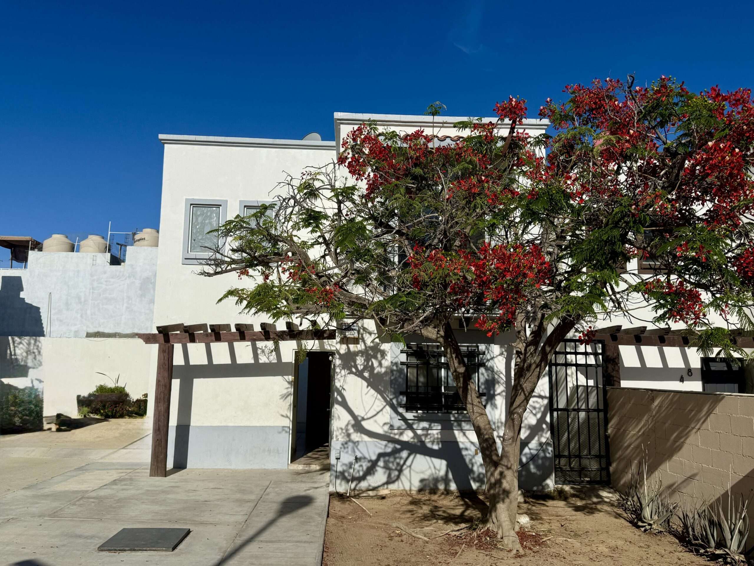 San Jose del Cabo Monte Real Casa en Privada Cola de Caballo, Fraccionamiento Monte RealHermosa casa de dos plantas diseñada para ofrecerte comodidad y funcionalidad en cada rincón. Cuenta con dos amplias 2 habitaciones, un baño y medio, cocina integral completamente equipada, sala y comedor integrados que crean un ambiente perfecto para convivir en familia.Uno de sus mayores atractivos es su privilegiada ubicación dentro de la Privada Cola de Caballo, en el reconocido Fraccionamiento Monte Real, donde disfrutarás de todo lo que necesitas a pocos minutos: escuelas, clínicas de salud, supermercados y acceso rápido a las principales vías de comunicación, haciendo tu día a día mucho más práctico.La propiedad cuenta además con una cisterna de 5,000 litros y está ubicada en esquina dando mayor rp for sale