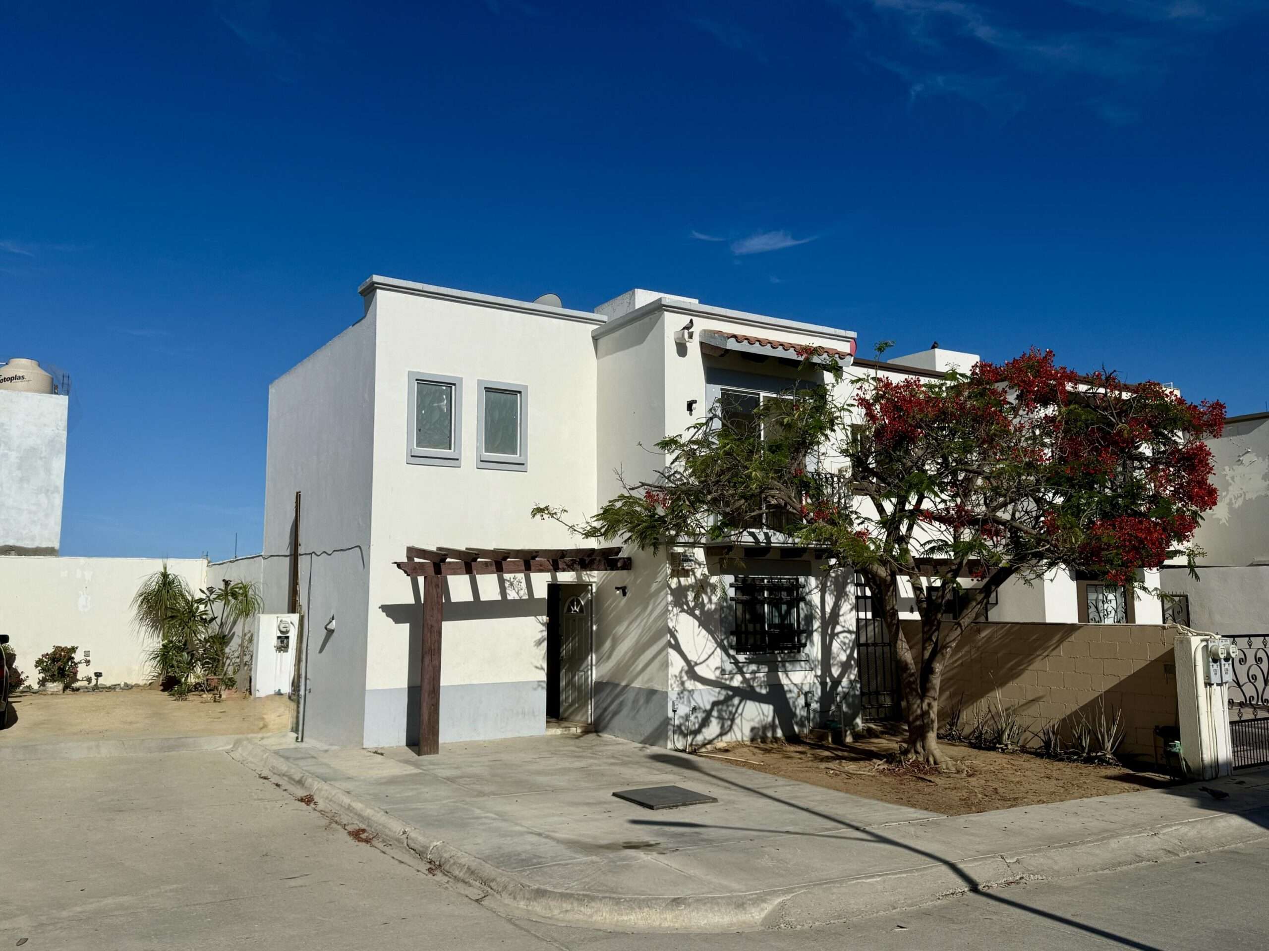 San Jose del Cabo Monte Real Casa en Privada Cola de Caballo, Fraccionamiento Monte RealHermosa casa de dos plantas diseñada para ofrecerte comodidad y funcionalidad en cada rincón. Cuenta con dos amplias 2 habitaciones, un baño y medio, cocina integral completamente equipada, sala y comedor integrados que crean un ambiente perfecto para convivir en familia.Uno de sus mayores atractivos es su privilegiada ubicación dentro de la Privada Cola de Caballo, en el reconocido Fraccionamiento Monte Real, donde disfrutarás de todo lo que necesitas a pocos minutos: escuelas, clínicas de salud, supermercados y acceso rápido a las principales vías de comunicación, haciendo tu día a día mucho más práctico.La propiedad cuenta además con una cisterna de 5,000 litros y está ubicada en esquina dando mayor rp for sale