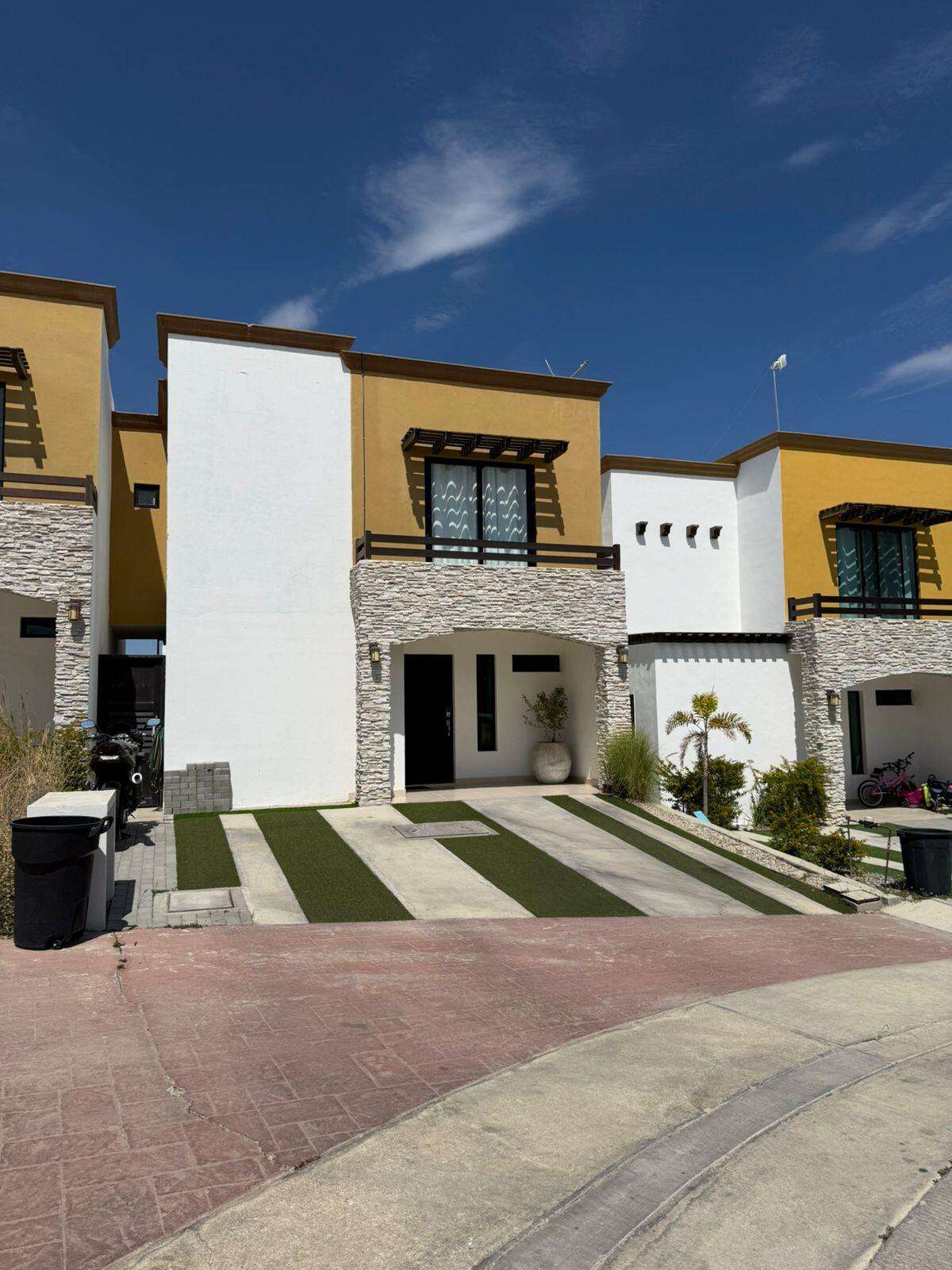 San Jose del Cabo Luis Donaldo Colosio 3-bedroom home for sale in Joyas de Cortés, located in a high-demand area of San José del Cabo. Offered equipped (unfurnished), this property features a bright living and dining area, equipped kitchen, 2.5 bathrooms, A/C units, closets, laundry area, parking, and patio. Excellent location with easy access to schools, shopping, and main roads. Ideal for full-time living or investment. for sale