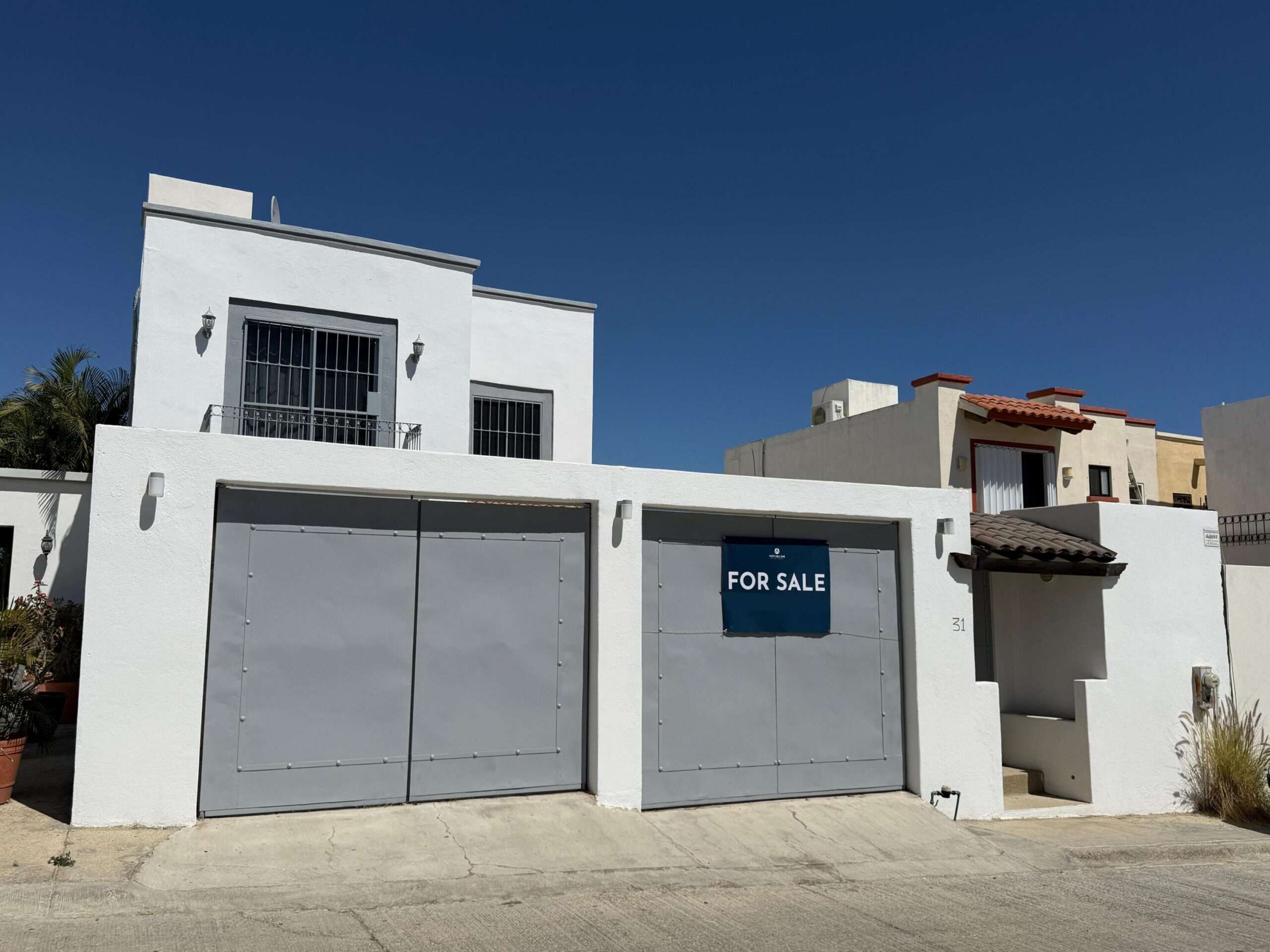San Jose del Cabo Monte Real Discover the opportunity to live in a peaceful and well-established area of San José del Cabo. Monte Real Casa 31 sits on a desirable corner lot within the Monte Real community, offering 115 m² (1,237 sq ft) of construction on a 201 m² (2,163 sq ft) lot, providing extra privacy and outdoor space. The home features 3 bedrooms, 2.5 bathrooms, and comfortable living, kitchen, and dining areas. Offered unfurnished and in good condition, it's ready for you to personalize. Equipped with a 5,000-liter cistern and available for immediate delivery, this property is ideal as a primary residence or investment opportunity. for sale