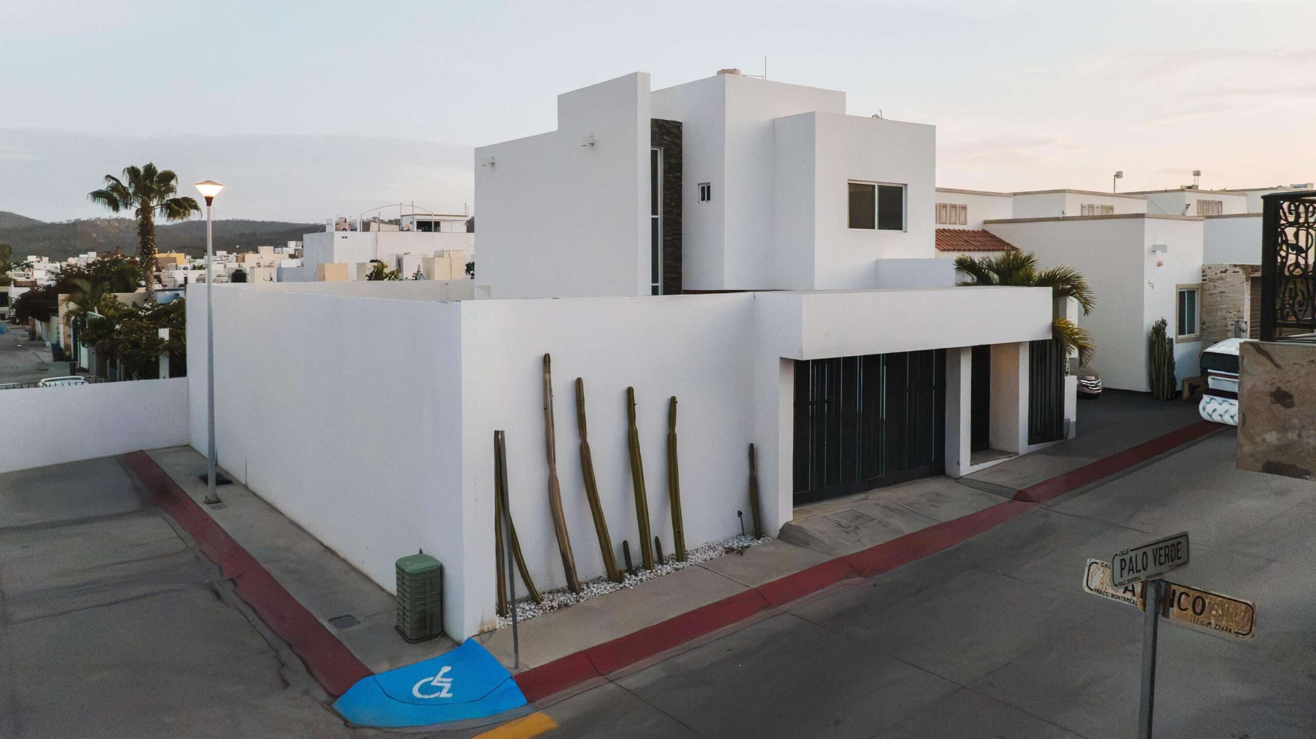 San Jose del Cabo Monte Real Ubicada en el fraccionamiento privado Hacienda San José, en Guaymitas, colindante con Montereal, Casa Luna ofrece privacidad, comodidad y un excelente potencial. Cuenta con 236 m2 de terreno, 123 m2 de construcción, 3 recámaras, 2.5 baños, cisterna de 2,800 litros y portón eléctrico. Su principal atractivo es una barda perimetral de 4 metros de altura, que brinda gran privacidad, además de un patio de 114 m2, esta casa ofrece un amplio espacio ideal para que los niños jueguen, las mascotas disfruten libremente o para desarrollar futuras amenidades como una alberca, terraza, jardín o área de asador. – 124 Palo Verde, San Jose del Cabo, BS
