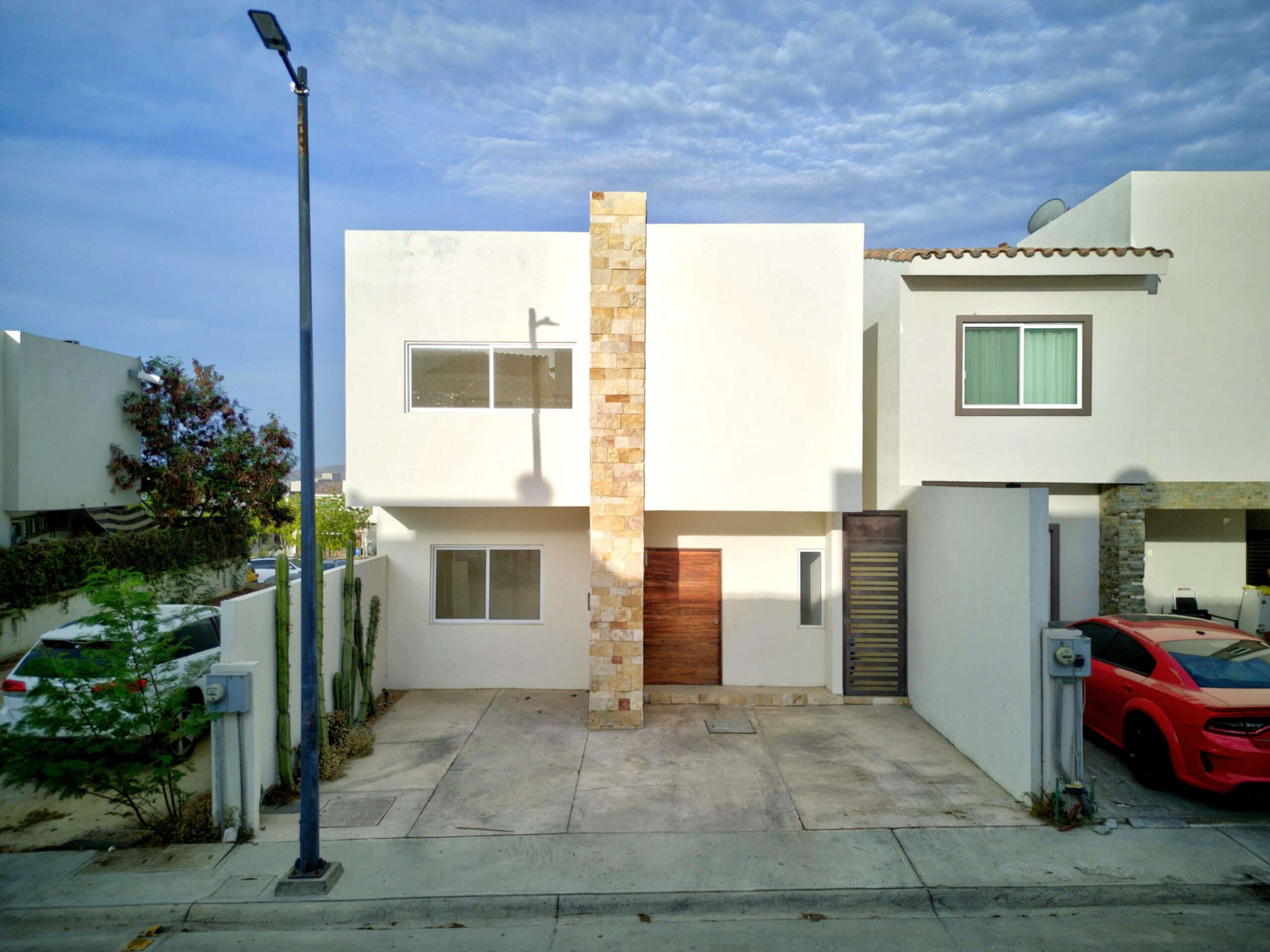 San Jose del Cabo Monte Real Residencia construida en 2023 ubicada en Privada del Rey, una de las comunidades con mayor demanda en la zona de Monte Real, San José del Cabo. Terreno de 150 m² y 155.30 m² de construcción. Cuenta con 3 recámaras, la principal con walk-in clóset y baño privado, estudio con opción a 4.ª recámara, 2.5 baños, cocina integral equipada con horno, estufa y campana, patio con pasto sintético y estacionamiento para 2 autos. La propiedad es 100% eléctrica, sin instalación de gas. La privada ofrece alberca, área de asador y parque infantil. Precio de – Calle Villa del Rey, mzna 84, San Jose del Cabo, BS