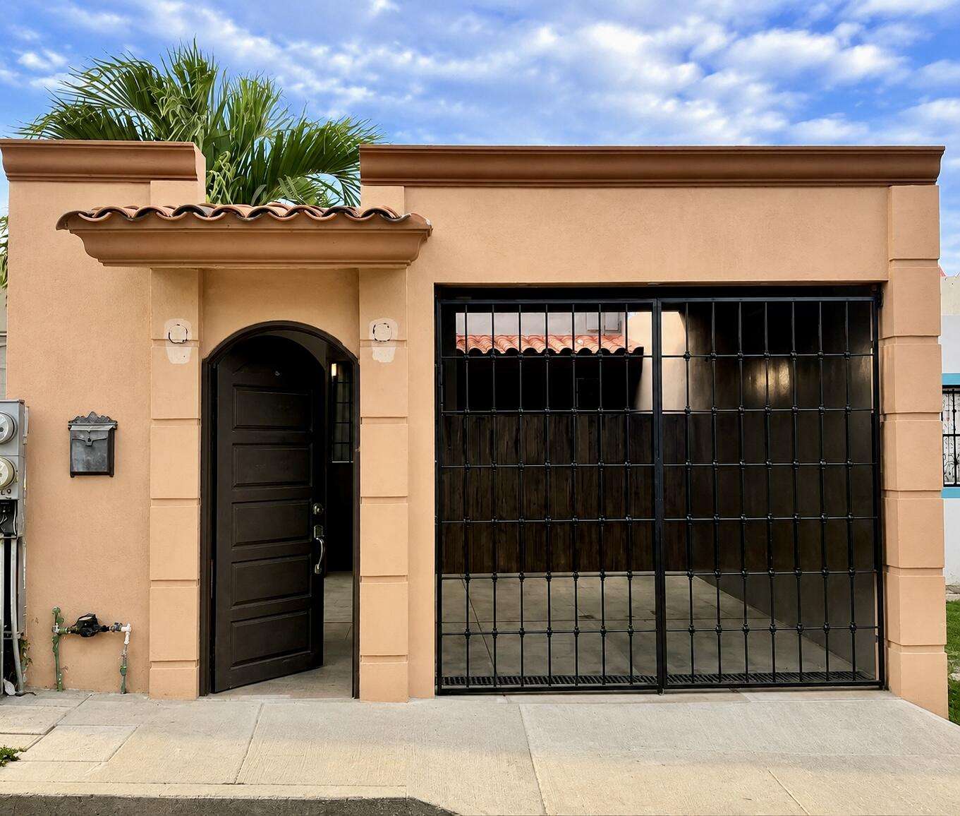 San Jose del Cabo Monte Real Una casa lista para habitarse, totalmente equipada y diseñada para ofrecer comodidad, funcionalidad y un estilo de vida practico. Cuenta con porton y cochera techada, brindando mayor seguridad y comodidad.Ademas, su excelente ubicación te permite un acceso rápido a las principales vialidades, asi como cercanía a escuelas, supermercados, tiendas y todos los servicios esenciales. – Sta. Lucia, San Jose del Cabo, BS